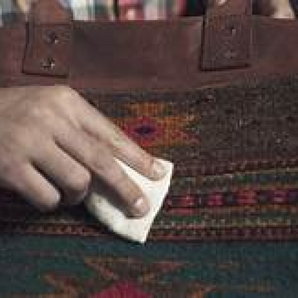 Засоби для догляду за тканинами та виробами зі шкіри